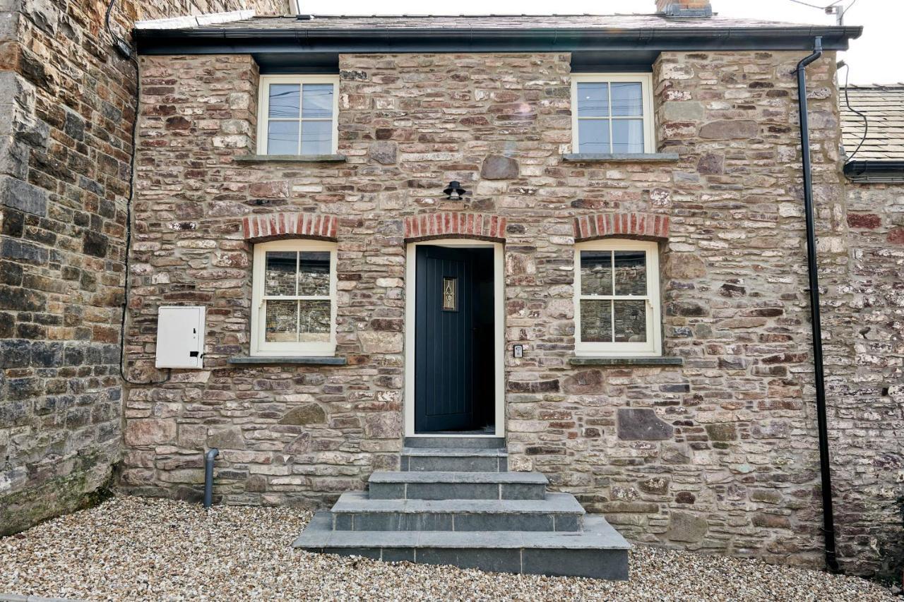 Rhif Un- Premium Cottage With Log Burner & Private Courtyard Laugharne Kültér fotó